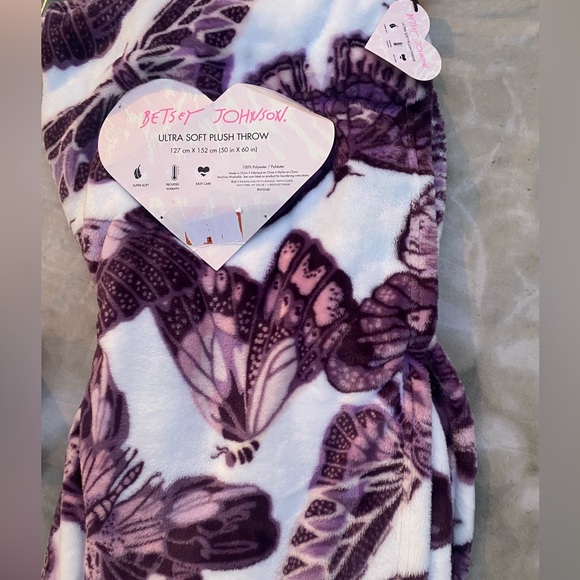 Betsey Johnson blanket and earring set - Picture 13 of 16